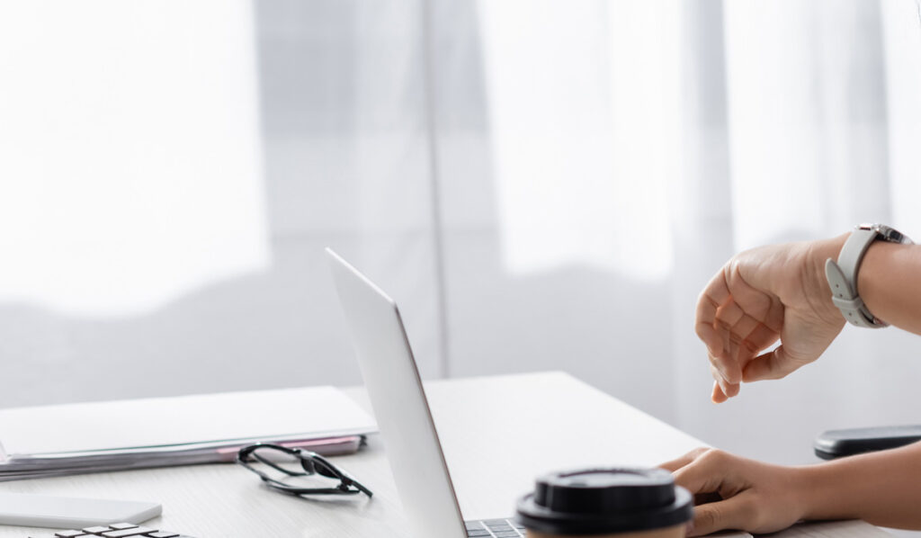 確定申告の締切を意識しながら作業するフリーランスのデスク